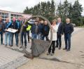 Bild: fg
Bildhauer Heinrich Glas (Mitte, mit Kappe) erläutert dem Bauausschuss des Hirschauer Stadtrats mit Bürgermeister Hermann Falk (Fünfter von links) an der Spitze das Kunstwerk "Wagenfragment - Goldene Straße“.