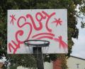 Bild: jzk
Eines der Graffitis prangte auch am Basketballkorb auf dem Pausenhof des Schulzentrums.