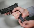 Bild: Oliver Killig/dpa
Ein Mann lädt eine Schreckschuss-Pistole "Walther P22" mit einem Magazin.