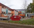Bild: bkr
Auf dem kleinen Parkplatz vor dem Eingang zum Haus des Gastes stehen jetzt Abfallcontainer und Baumaterial. Die Sanierungsarbeiten begannen am Montag