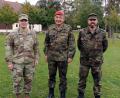 Bild: mor
Generalmajor Carsten Breuer (Mitte) besucht den Truppenübungsplatz Grafenwöhr. Oberstleutnant Florian Rommel (rechts) und Major Joey Cohe (links) stellen die dortigen deutschen und amerikanischen Dienststellen vor.