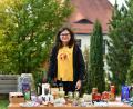 Bild: twg
Ministrantin Hannah Kraus verkaufte in Pullenreuth Eine-Welt-Waren.