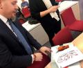 Bild: Britta Schultejans/dpa
Polizeioberkommissar Jürgen Prichta hält bei der Verhandlung am Bayerischen Verwaltungsgerichthof die Entwürfe für sein geplantes Tattoo in den Händen. Der Beamte zieht vor Gericht, weil er sich den Schriftzug «Aloha» auf den Unterarm tätowieren lassen will, was laut Bayerischem Beamtengesetz verboten ist. Die Gewerkschaft der Polizei erwartet ein Grundsatz-Urteil.