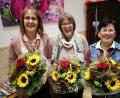 Bild: hir
Die Turnabteilung der SpVgg Pfreimd hat gut lachen, weil sie auf engagierte Menschen bauen kann. Brigitte Hirmer (rechts) wurde für ihre 25-jährige Tätigkeit als Spartenleiterin geehrt. Birgit Segerer (links) ist seit 20 Jahren ihre Stellvertreterin und Sabine Scharf (Mitte) hat ihre Ausbildung zur Übungsleiterin abgeschlossen.