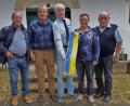 Bild: br
Über die „Auferstehung“ des Ortsverbandes Unterolberndorf und somit den Fortbestand der 37-jährigen Partnerschaft freuten sich RK-Vorsitzenden Hubert Brendel, der vom scheidender Obmann Udo Stächelin ein Fahnenband erhielt, stellvertretender Obmann und Altbürgermeister Alfred Czech (Dritter bis Fünfter von rechts), sein Nachfolger Fred Honza und der künftige Obmann Erwin Reis (von links), dessen Amtszeit am 1. November beginnt.