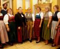 Bild: Hirsch
Stolz zeigten sich die Dirndl-Näherinnen in ihrem neuen Festtagsgewand. Links Kursleiterin Edeltraud Wild, Vierte von links Organisatorin Bärbl Nutz. Zweiter von links stellvertretender Bezirksheimatpfleger Florian Schwemin.