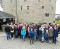Bild: rn
JU-Kreisvorsitzender Matthias Grundler (links) und Bürgermeister Herbert Bauer (rechts) führen die Besucher vom CSU-Ortsverband Eschenbach durch die Burg Falkenberg.