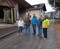 Bild: fjo
Polier Alois Sorgenfrei (rechts) und Ingenieur Gunter König (Zweiter von links) informieren Bürgermeisterin Margit Kirzinger (links) und Bauamtsleiter Christian Meier (Mitte) über den Abschluss der Maßnahme.