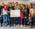 Bild: eib
Die Vorsitzenden Fabian Grötsch (JMC, Mitte links) undJosef Eibauer (LSL, Mitte rechts) präsentieren im Kreis von Vorstands- und aktiven Mitgliedern beider Vereine den symbolischen Scheck mit der Spende von 500 Euro.