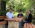 Bild: ld
Gleich die neue Sitzgruppe ausprobiert haben (von links) Michael Brucker, Markus Newald und Gerald Hoch.