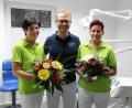 Bild: prh
40 Jahre ist Maria Schubert (links) in der Zahnarztpraxis Mark und 20 Jahr Barbara Schwarzmeier (rechts) dabei. Ihr Chef Dr. Klemens Mark (Mitte) überreichte den beiden Blumen verbunden mit dem Dank für ihre langjährige Treue und ihre Leistungen.