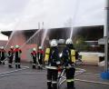 Bild: jma
Über 100 Feuerwehrleute löschen einen fiktiven Brand auf dem Grünbauer-Anwesen.