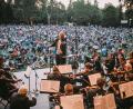 Bild: exb/Thomas Langer
Unterwegs im Auftrag, klassische Musik einem breiten Publikum zu eröffnen, sind die Prager Smetana Philharmoniker unterwegs. Zum mittlerweile gastiert das Ensemble um den gebürtigen Neunburger und Dirigenten Hans Richter für ein Neujahrskonzert in der Schwarzachtalhalle. Das Foto entstand bei der Sparda Bank Classic Night in Fürth.