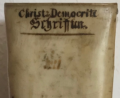 Bild: is
Es ist etwas Besonderes, was Harald Dippel, Chronist der Dippel-Familien, beim diesjährigen Familientreffen präsentiert: das theologische Gesamtwerk von Johann Conrad Dippel (J. C. D.). So sieht der Buchrücken des Exemplares aus.