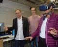 Bild: gib
Mit der VR-Brille wird der Blick vom Dom auf die Regensburger Altstadt in der virtuellen Welt erlebbar. Der Regensburger Medieninformatikstudent Fabian Feldmeier (Mitte) hat die Simulation entwickelt. Valentin Schwind, Akademischer Rat am Lehrstuhl für Medieninformatik (links), forscht zum Thema „Virtual und Augmented Reality“.