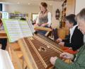Bild: Gabi Schönberger
Unter der Leitung von Cornelia Gurdan (links) wird beim Musikantenstammtisch das Hackbrett angestimmt.