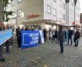 Bild: ANDREAS ROYER
Auf dem Sparkassenplatz gedachten Demonstranten der Todesopfer von Halle und warnten vor Antisemitismus, Intoleranz und rechter Gewalt.