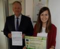 Bild: Robert Graf
LAG-Managerin Katharina Schenk überreicht Landrat Richard Reisinger den Leader-Förderbescheid in Höhe von 200 000 Euro für das Teilprojekt „Neukonzeption der Abteilung Industriegeschichte“.