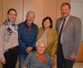 Bild: jr
Irmgard Freitag (sitzend) feierte am Donnerstag im Seniorenzentrum Theresianum ihren 90. Geburtstag. Dazu gratulierten (von links) Einrichtungsleiterin Lisa Zang, Patenkind Horst Landgraf mit Gattin Doris sowie Zweiter Bürgermeister Reinhard Wurm.