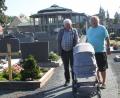 Bild: wrt
Wenn im Moment gerade kein Rollator zur Verfügung steht, leihen sich Kirchenpfleger Bertwin Fleck (rechts) und der für das Ressort Friedhof zuständige Manfred Riebl (links) kurzerhand schon mal mal einen Kinderwagen zur Testfahrt auf der erneuerten Strecke zur Aussegnungshalle.