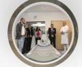 Bild: Petra Hartl
Blick durch die Röhre. Der Verwaltungsrat des Klinikums besichtigte am Mittwoch die neuen Geräte der Radiologischen Fachabteilung. Im Bild von links: Stadtrat Ralf Kuhn (CSU), der Verwaltungsleiter des Klinikums, Manfred Wendl, Oberbürgermeister Michael Cerny, Stadträtin Hannelore Zapf (Für Amberg), der medizinische Direktor des Klinikums, Dr. Harald Hollnberger und Radiologie-Chefarzt Professor Volkher Engelbrecht.