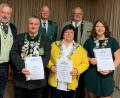 Bild: dl
Die neuen Würdenträger des Grenzlandgaues mit ihren Königsketten Ludwig Dirscherl, Johann Mösbauer, Maria Spichtinger und Lea Becher (v. links). Gauschützenmeister Manfred Muck und Gausportleiter Reinhold Wild (hinten v. links) gratulierten.
