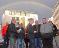 Bild: Kunz
Bürgergespräche unter einem zufällig am Himmel aufgetauchten Regenbogen. Die CSU stellt sich den Fragen in der Stadtmitte.