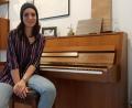 Bild: Sonja Kaute
Tina Trummer (36) in ihrem Wohnzimmer in Neudorf bei Luhe. Darin steht ein Klavier, doch "im musikalisch Begleiten bin ich total der Depp", sagt sie. "Ich brauche immer meine Band. Ich bin ,nur' Sängerin."