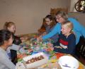 Bild: pop
Das Basteln mit den Kindern und Jugendlichen kam gut an
