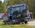 Bild: dob
Der LKW wurde im Frontbereich erheblich beschädigt.