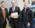 Bild: hwk
Über die Einladung zum Erntedankumzug 2020 von der Festleiter Arno Stahl (links) und Lukas Haberkorn hat sich Finanz- und Heimatminister Albert Füracker (von rechts sehr gefreut).
