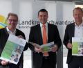 Bild: exb/Veronika Kiener
Landrat Thomas Ebeling stellte zusammen mit Christian Meyer (rechts) und Reiner Kolloch (links) von der Wirtschaftsförderung die neue Ausbildungs-Broschüre vor.