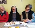Bild: ubb
Die Missionarin und Ordensfrau,Anna Rita (Mitte) hat zu ihrer 50-jährigen Profess ein Fotobuch von ihrer Familie bekommen. Gern schauen ihre jüngere Schwester, Rita Haberkorn (li.) und Dr. Annemarie Schraml (re.) die alten Erinnerungen mit ihr an.