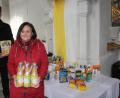 Bild: wro
Regelmäßig zum Erntedankfest unterstützt die Pfarrei Fuchsmühl die Mitterteicher Tafel. Dankbar dafür zeigte sich Vorsitzende Nicole Fürst bei der Übergabe durch Pfarrer Joseph.