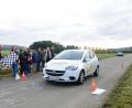 Bild: bey
André Helwig, ADAC Nordbayern, sitzt am Steuer, Matthias Kastner, ADA Weiden, schwenkt die Zielflagge: Nach der Vollbremsung zeigt sich, wie lange der Bremsweg beim 50 km/h ist. Die Schülerinnen und Schüler beobachten das Bremsmanöver fasziniert.