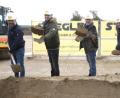Bild: Hirsch
Armin Rank, Armin Stiegler, OB Andreas Feller, Richard Stiegler und Christian Haberl (von links) vollzogen den Spatenstich für den Neubau eines Firmengeländes für das Bauunternehmen Stiegler.