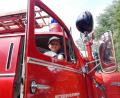 Bild:  Stefan Heiß/dpa
Elias aus Vöhringen sitzt in einem Feuerwehrwagen mit der Aufschrift "Betriebsfeuerwehr". Elias wollte sich seinen Traum verwirklichen und hatte sich kurzerhand bei der Berufsfeuerwehr München beworben, die bis Ende des Jahres ganz offiziell nach Auszubildenden sucht.