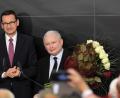 Bild: Radek Pietruszka/PAP/dpa 
Jaroslaw Kaczynski (rechts), Vorsitzender der PiS-Partei, und Mateusz Morawiecki, Ministerpräsident von Polen, freuen sich über Tendenz der Wahl am Wahlabend. Die Nationalkonservativen bleiben in Polen stärkste politische Kraft. Die Regierungspartei Recht und Gerechtigkeit (PiS) von Ministerpräsident Mateusz Morawiecki erlangt bei der Parlamentswahl ersten Prognosen zufolge einen klaren Sieg.