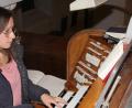 Bild: kro
Die neue Kirchenchorleiterin und Organistin Kornelia Cichon bei der Arbeit.