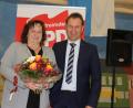 Bild: ral
Bundestagsabgeordnete Marianne Schieder hielt beim Jubiläum 100 Jahre SPD Pfreimd“ den Festvortrag. Dafür überreichte ihr Ortsvorsitzender Norbert Auer einen Blumenstrauß.