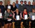 Bild: R. Kreuzer
Vorsitzender Karl Stöckl (rechts stehend) ehrt langjährige Verbandsmitglieder. Herbert Kühner (vorne rechts sitzend) etwa ist mit seinen 88 Jahren schon 60 Jahre beim VdK.