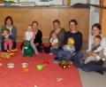 Bild: agr
Die Krabbelgruppe "Minis" mit der Leiterin Luice Fischer (7v.l.) bei dem Meeting.