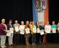 Bild: weu
Landrat Thomas Ebeling und Cornelia Kiener (von rechts) gratulierten den Geehrten und überreichten Urkunden und goldene Ehrennadeln an die langjährigen Mitarbeiterinnen und Mitarbeiter sowie Organisatoren in den Seniorenkreisen.