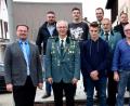 Bild: bö
Die Schützen in Mendorferbuch haben gewählt. Neuer Schützenmeister ist jetzt Johann Viehauser (Dritter von rechts). Der neuen Führungsriege gratulierte Bürgermeister Florian Junkes (links).