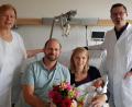 Bild: Kliniken Nordoberpfalz AG/exb
Chefarzt Dr. Michael Rüth und Hebamme Margarete Ackermann gratulieren Mama Tanja und Papa Tobias zur Geburt ihres Sohnes Oskar. Er kam in den ersten Oktobertagen als eines von mehr als 300 Kindern im Jahr 2019 am Krankenhaus Tirschenreuth zur Welt.