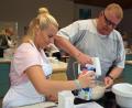 Bild: sön
Eng arbeiteten Großeltern und Schülerinnen in der Schulküche zusammen – und hatten ihren Spaß dabei.