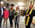 Bild: hl
Pfarrer Heribert Stretz (rechts) segnete die Räume der Holler-Manufaktur von Leonhard und Elisabeth Zintl (von links mit Sohn Benedikt). Die Kochmützen erhielten beide von Architektin Sabine Unglaub.