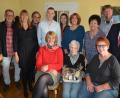 Bild: jr
Ihren 85. Geburtstag feierte am Freitag Annemarie Zeus (sitzend, Mitte). Es gratulierten ihre Töchter Brigitte (vorne links) und Sabine (vorne rechts) sowie stehend (von links) Sohn Helmut, Tochter Andrea, Peter Pufler, Enkel Joshua mit Freundin Heidi, Tochter Kerstin, Vroni Halbauer, Schwiegersohn Jörg und Zweiter Bürgermeister Stefan Grillmeier.