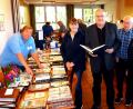 Bild: R. Kreuzer
Über den Großtauschtag mit Besuchern und Gästen nicht nur aus der Oberpfalz freuen sich (von links)Werner Zylowski (Briefmarkenverein Amberg), Kassiererin Heidi Nordgauer und Lothar Höher.