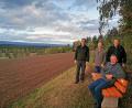 Bild: gz
Die tolle Aussicht an und auf der neuen Bank genießen Förster Rudi Stadler, Josef Bösl, Gerhard Riedl und Vorsitzender Josef Frischmann (von links).